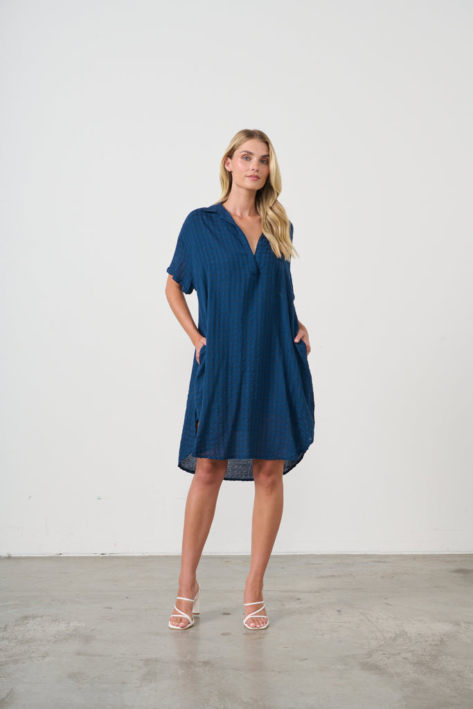 Seersucker Scoop Hem Pocket Dress By Holmes & Fallon - Blue