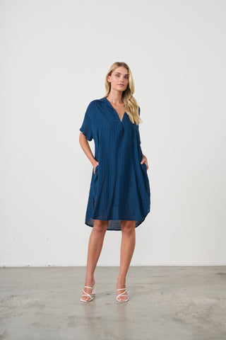 Seersucker Scoop Hem Pocket Dress By Holmes & Fallon - Blue